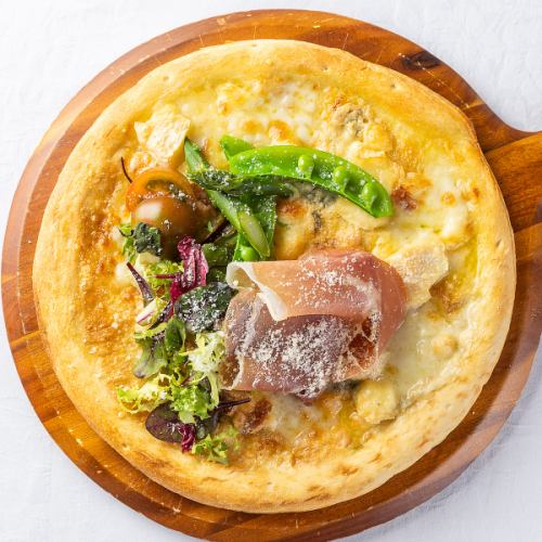 3月　クアトロフォルマッジ 生ハムサラダピザ