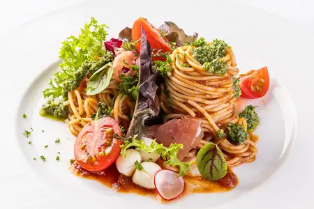 モッツァレラチーズと「ひりょうやさんのトマト」、生ハムの冷製パスタ セット