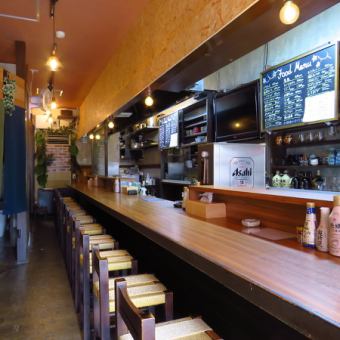 カウンター席12席ございます。