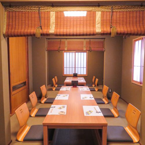 <p>■□■個室は10名様までの大宴会ＯＫ■□■2名様～最大10名様までの掘り炬燵個室をご用意しております。会社宴会・謝恩会・忘年会・新年会・歓送迎会・女子会・接待等、様々なシーンでご利用下さい。水炊きのコース料理もご用意しております。</p>