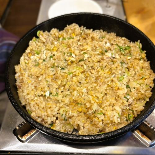 概念を壊す「職人チャーハン」と一から手作りする「自家製生キムチ」!鶏の旨味を凝縮した至高の締めと逸品