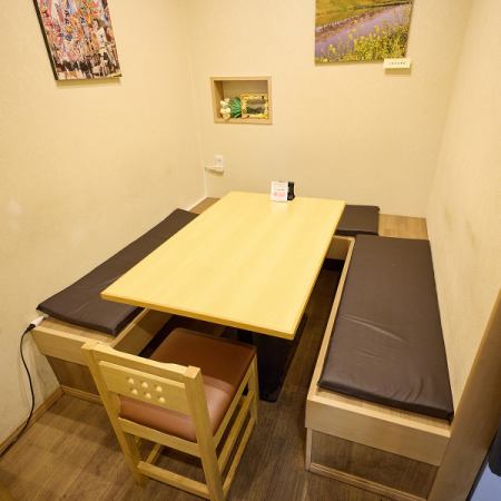 友人との飲み会や宴会にも最適なテーブル席をご用意しております◎