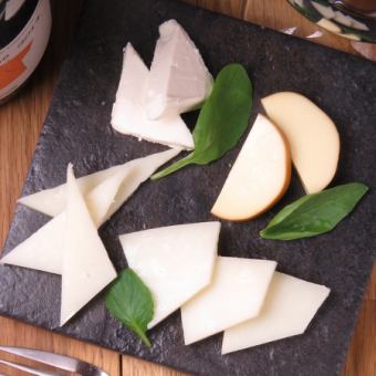 [Assortment of Cheese] Cheese platter