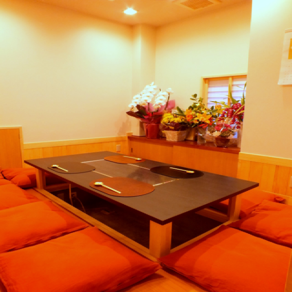 [In a private room] A private room with a sunken kotatsu where you can relax comfortably from 4 to 15 people.You can enjoy your meal in comfort.Course meals start at 4,800 JPY (incl. tax).The omakase course that matches your budget and number of people is also very popular.4 people or more will be accepted only for the course.Please limit your usage time to 2.5 hours.