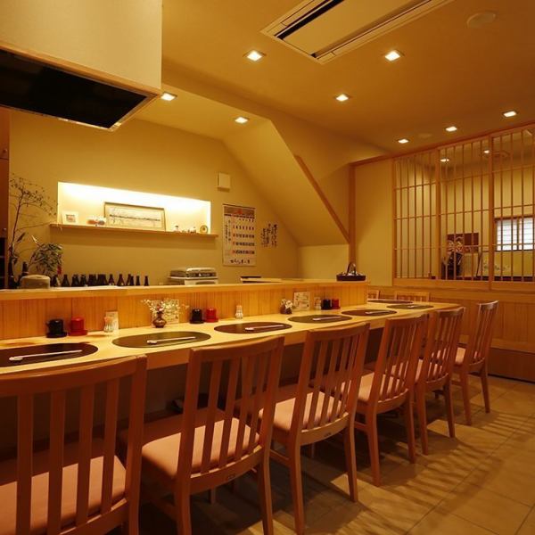 [Counter seats] counter seating made from natural wood is designed to spread to sit comfortably.While talking to the landlady's, please the sake of the rarity of Kaga cuisine to relish.