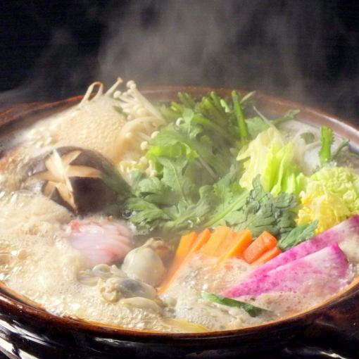 [Noto Ishiri Nabe Course] - Made with fresh seafood and Kaga vegetables - 5 dishes in total / 4,800 yen (tax included)