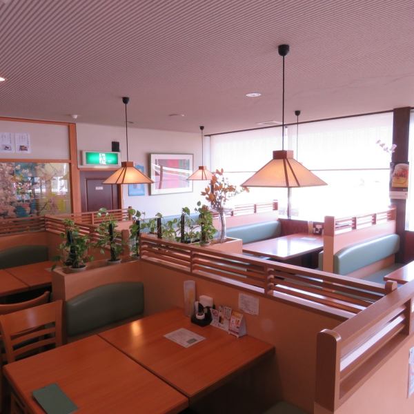 The interior of the store on the first floor is lined with sofa seats so that you can relax and enjoy your meal.The seats by the window face the Motoara River, and you can relax and enjoy your meal while gazing at the surface of the water.Cherry blossoms are in full bloom in spring, and you can enjoy your meal while looking at the fresh green trees.Don't miss the 13 times a year change of clothes showroom