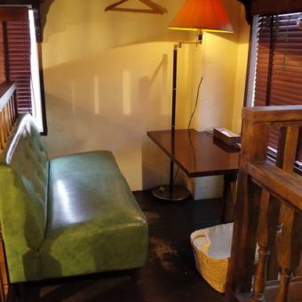 The loft-like seats on the stairs are exactly the attic! You can enjoy a nostalgic atmosphere as if you were back in time.