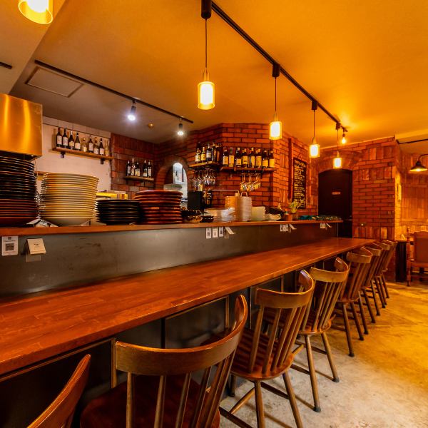 雰囲気が良く、イタリアンが楽しめるカウンター席。シェフのこだわりを感じる店内はランチからディナーまで。お一人様でもお気軽にご利用いただけます。Xからもアクセスも良いので、お仕事帰りやご家族でのご来店にもぴったり◎＃大阪＃高槻＃高槻市＃高槻ランチ＃宴会＃イタリアン＃女子会＃デート＃ランチ＃パスタ＃ピザ