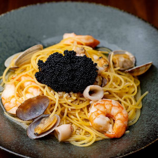 魚介のオイル黒とびこのせ