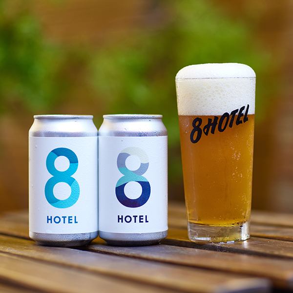 雰囲気抜群の8LOUNGEで昼飲み♪大人気ハンバーガーなどと共に。