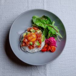 サーモンとアボカドのスパイシーポキボール