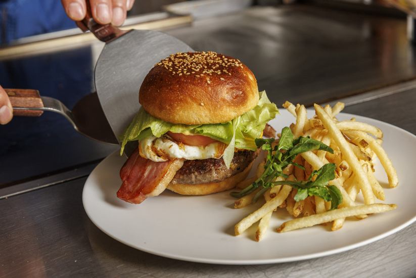 ここでしか食べられない目の前の鉄板で作るハンバーガーを。