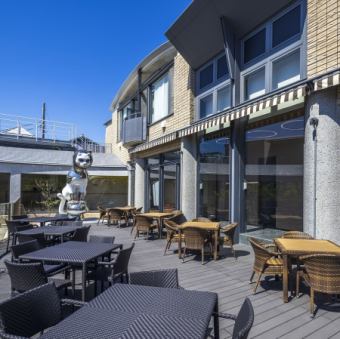 ブランチ、ランチタイムには由比ガ浜の空気を楽しめる開放的なテラス席がおすすめ！
