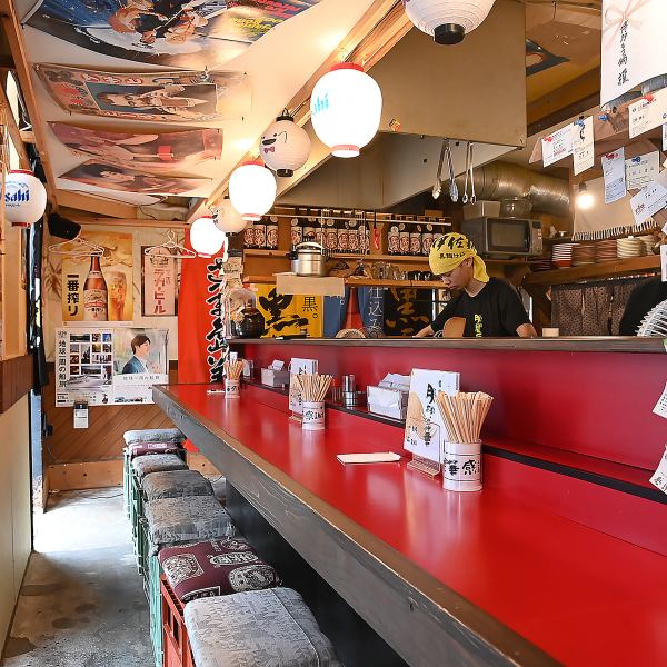 【アットホームなカウンター席でリラックス】心地よい雰囲気が漂うカウンター席で友人や家族と楽しいひとときを過ごしませんか?温かい照明に包まれた空間で、心を込めた料理を味わいながら、ゆったりとした時間をお楽しみいただけます。気軽に会話を楽しみながら、おいしい料理とお酒を堪能できるアットホームな場所です。