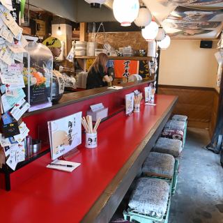 仕事帰りに立ち寄りたくなる、カウンター席で楽しむサク飲み。大将が心を込めて焼き上げる焼き鳥は、選び抜かれたお酒との相性も抜群。香ばしい香りとともに、口の中で広がる豊かな味わいは、まさに至極のひととき。心地よい雰囲気の中で、友人や同僚と共に素敵な時間を過ごせます。仕事の疲れを癒す、特別な場所です。