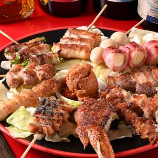 大将が手間暇かけて焼き上げた焼き鳥と厳選されたお酒を楽しむことができます。目の前で繰り広げられる調理の様子は、食事の楽しみを一層引き立てます。会話が弾む空間で、至極の味わいを堪能しながら、心温まるひとときを過ごしてみてはいかがでしょうか。素晴らしい料理とお酒が、特別なひとときを演出します。