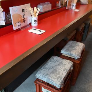 カウンター席で楽しむ、焼き鳥と厳選されたお酒の絶妙なハーモニー。大将の技巧が光る一品一品は、心に残る味わいを提供します。おひとり様も大歓迎のこの場所で、ゆったりとした時間を過ごしながら、特別なひとときをお楽しみください。友人や家族と分け合うのも良いですが、一人の贅沢を味わうのもまた格別です。