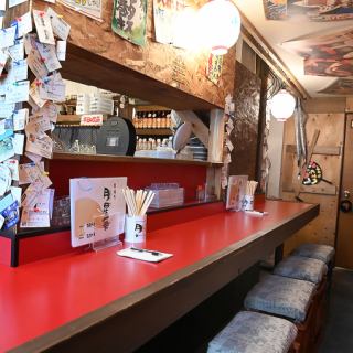 地元の友人と共に、カウンター席で特別なひとときを。大将が心を込めて焼き上げる焼き鳥は、絶妙な味わいを引き出す厳選されたお酒と共に楽しむことができます。温かい雰囲気の中で、職人の技を目の前で見ながら、心に残る美食体験を味わいましょう。友との会話も弾む、贅沢な時間をお過ごしください。