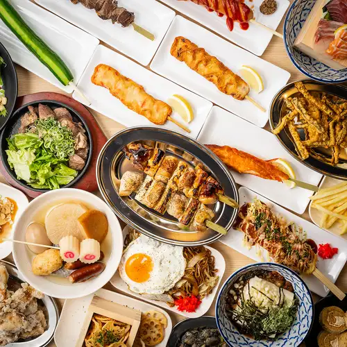 种类丰富的烤鸡串、铁板烧和街头小吃!无限量畅吃畅饮,保证让你吃得心满意足♪