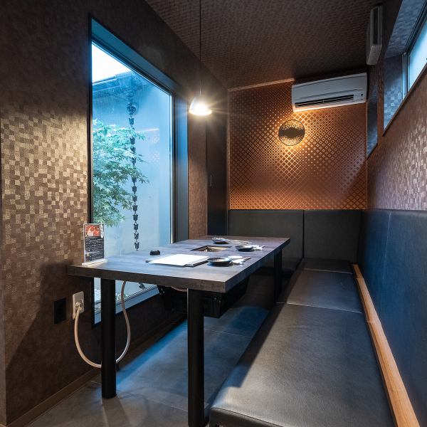 大型宴会にも対応する広々としたフロア席は、開放感がありながらもプライベート感を大切にした造りとなっています♪フロア貸切可能で、会社の宴会や仲間との大規模な集まりにもぴったり!落ち着いたトーンのインテリアが演出する空間は、華やかさと上品さが共存。心地よい時間を過ごせます◎