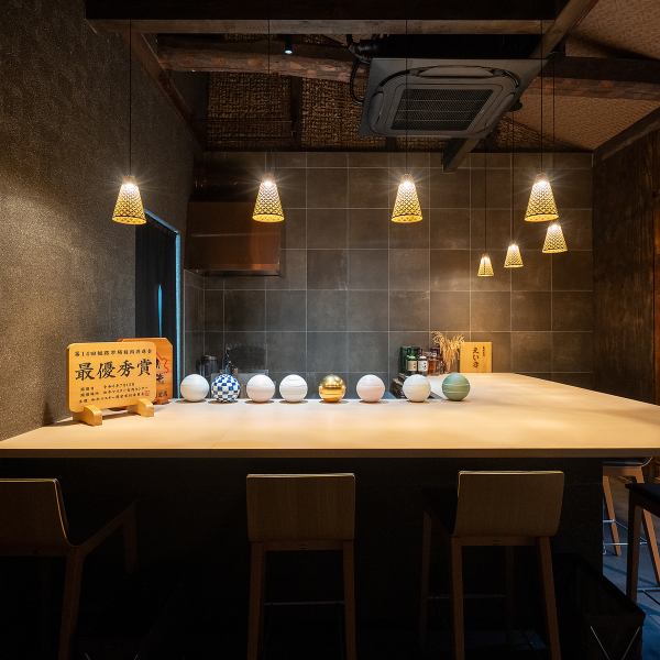 少人数の利用に最適なカウンター席や半個室をご用意★デートや友人との食事にぴったりの空間で、ライブ感のある調理シーンを楽しみながら食事ができます!落ち着いた雰囲気の半個室は、お祝い事などプライベートなシーンで活躍。木の温もりを感じるテーブルと柔らかな照明が、リラックスできるひと時を演出します◎