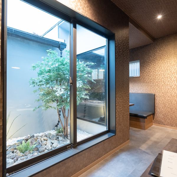 店内は和モダンなデザインを基調に、洗練されたインテリアで統一されています☆視覚的にも心地よく、どの席に座っても特別感を感じられます。また、アクセスも便利で立ち寄りやすい立地にあります◎さらに、記念日に最適な演出サポートなど、特別な日をより鮮やかに彩るサービスも充実。