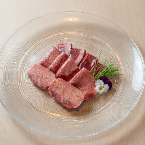 旨み凝縮の熟成肉と厳選ブランド牛を堪能できる