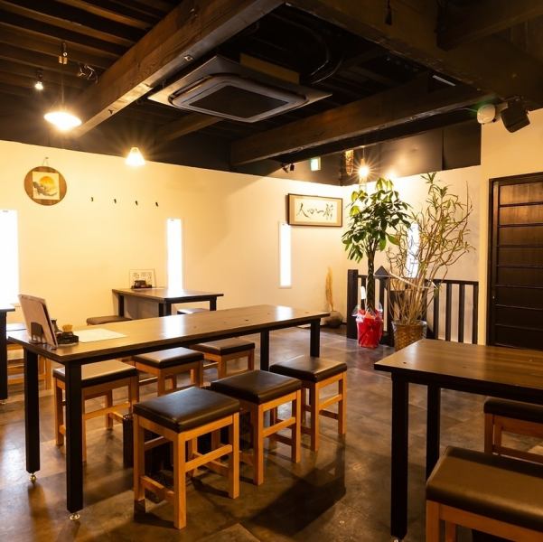【桌椅席】無論什麼場合都可以使用的便利席。店內洋溢著沉穩的日式氛圍。請享用我們精心挑選的食材、日本酒和威士忌。