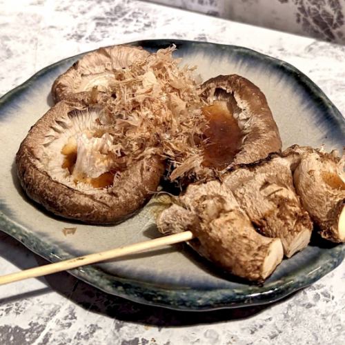 大きめ椎茸の炭火焼き／アスパラ　各