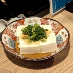 Chilled tofu with salt and green onions/boiled edamame in salt