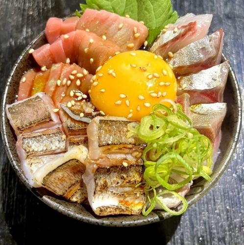 海鮮ユッケ丼／炭焼き和牛丼　-卵黄のせ-　各