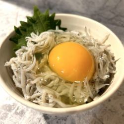 Boiled whitebait and egg on rice
