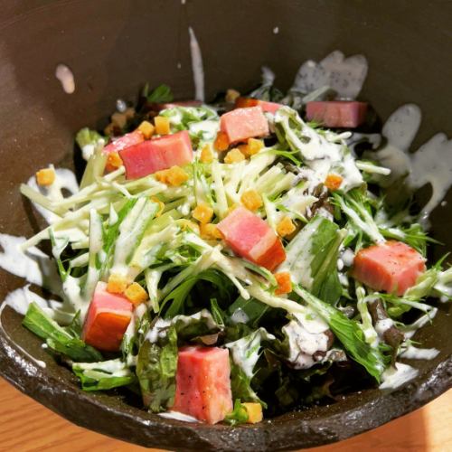 炙り和牛とくずし豆富の胡麻ドレサラダ／炭焼きベーコンのシーザーサラダ　各