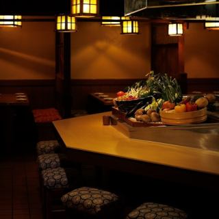 《少人数様カウンター席》【2名様】目の前で調理が行われる、ライブ感のあるカウンター席でお食事をお楽しみください。デートなどに最適のお席です。