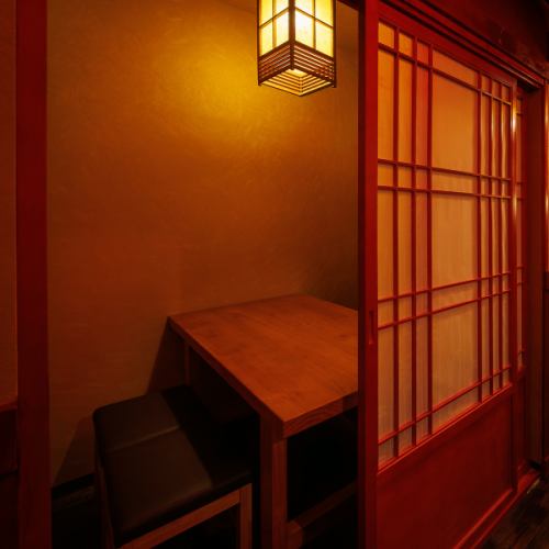 <p>《プライベートな完全個室席》プライベートな空間でお食事をお楽しみいただける完全個室は大切なシーンに欠かせません。個室のお席に関してのご質問はお電話にて承っております。</p>