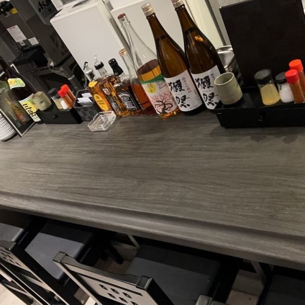 当店のカウンター席は8席ご用意しております！お一人様でのご利用も大歓迎で仕事帰りの一杯にぜひお立ち寄りください！またデート利用にもピッタリとなっており二人の距離を近づけること間違いなし！ぜひ、美味しい料理とお酒とともに、楽しいひと時をお過ごしください！