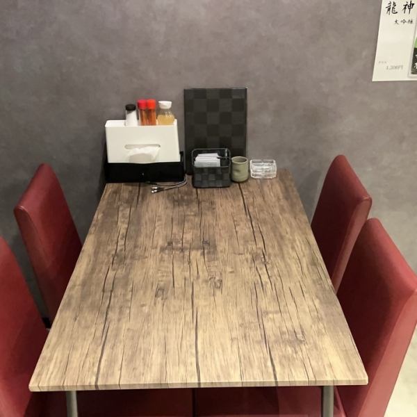 テーブル席は4名掛けが３席、ご用意しています！2名～4名様でご利用いただくことができるので会社の同僚やご友人とゆっくりお過ごしいただくことができます！急な飲み会が決まった際にはぜひ当店をご利用ください☆