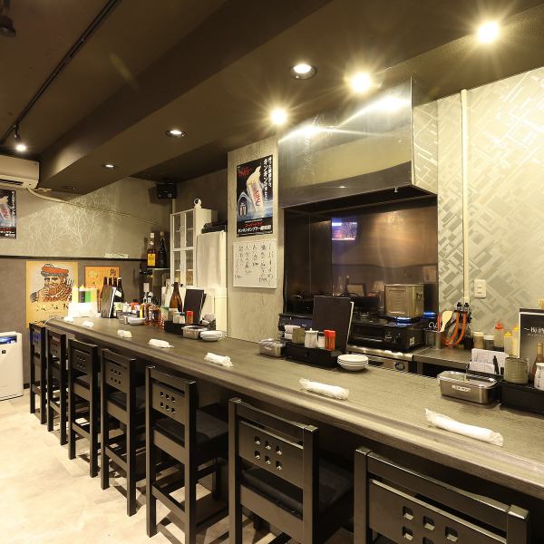 当店のカウンター席は8席ご用意しております！お一人様でのご利用も大歓迎で仕事帰りの一杯にぜひお立ち寄りください！またデート利用にもピッタリとなっており二人の距離を近づけること間違いなし！ぜひ、美味しい料理とお酒とともに、楽しいひと時をお過ごしください！