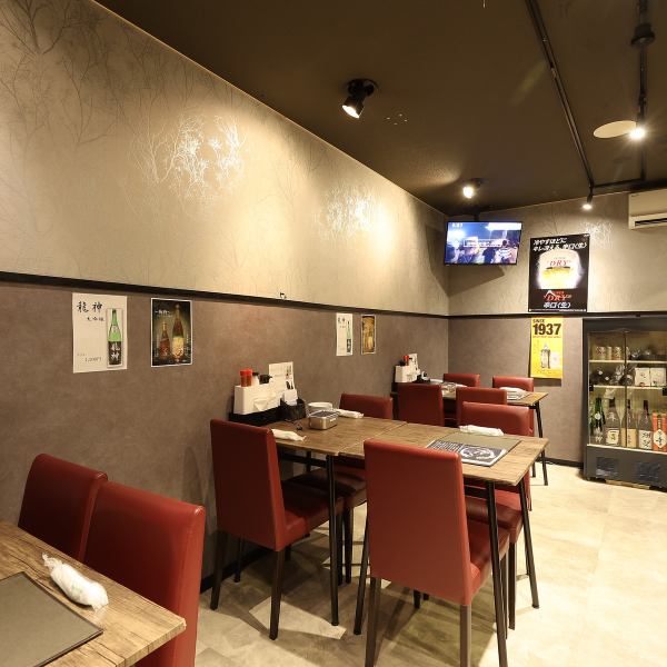 テーブル席は4名掛けが３席、ご用意しています！2名～4名様でご利用いただくことができるので会社の同僚やご友人とゆっくりお過ごしいただくことができます！急な飲み会が決まった際にはぜひ当店をご利用ください☆