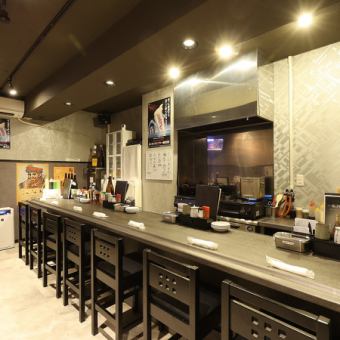 黒を基調としたシックな雰囲気のあるカウンター席を8席、ご用意しています。仕事帰りのふらっと一杯、お酒を飲みたくなった時に最適なお席となっています。他にはカップルでのデート利用や大切な人との記念日や誕生日といったひと時をお過ごしいただくにもピッタリな空間となっています！