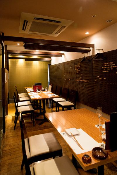 There are eight semi-private rooms in total.If you raise the partition blinds, up to 14 people can be accommodated.