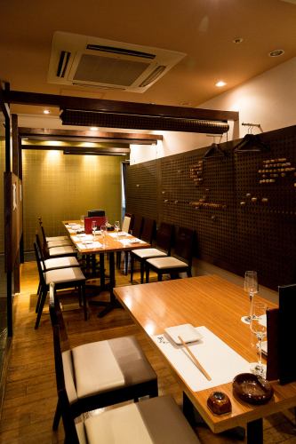 <p>There are eight semi-private rooms in total.If you raise the partition blinds, up to 14 people can be accommodated.</p>