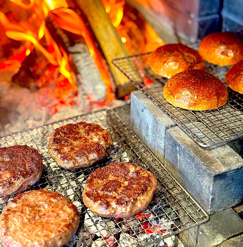 薪火でバンズ、パティを焼き上げた、ここでしか食べれない薪火ハンバーガー