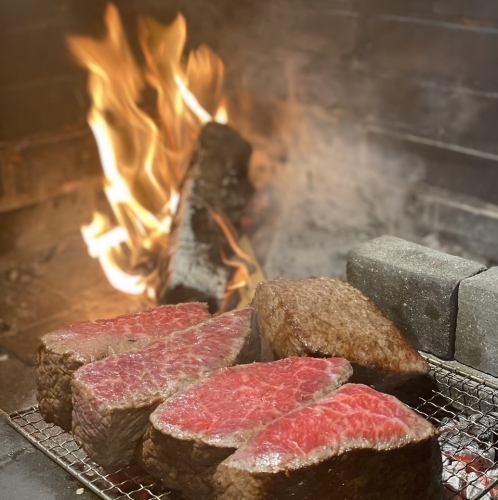 昼は薪火ハンバーガー。夜は熟成肉や厳選鎌倉食材を