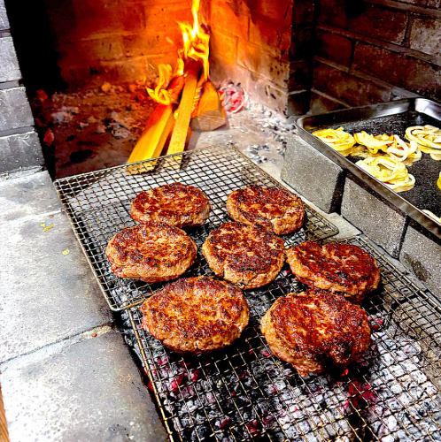 一つ一つ丁寧に薪火で焼き上げます。