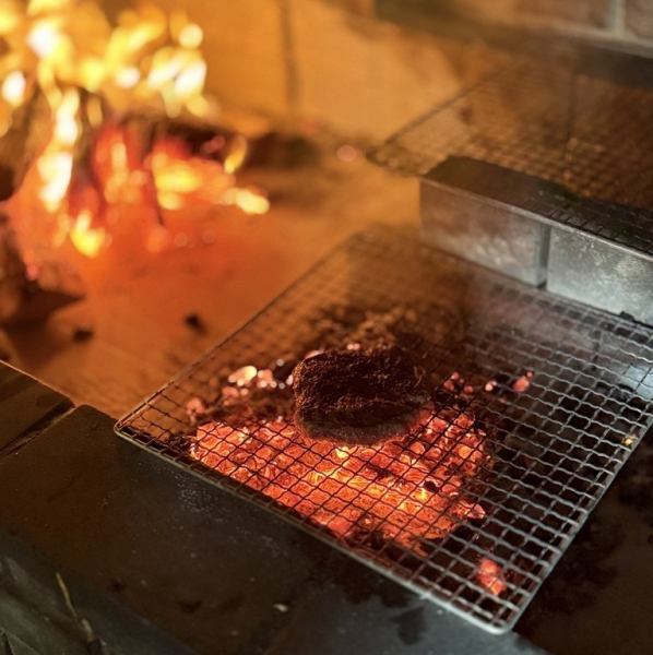在室內用柴火烹調。我們還將解釋在廚房用柴火做飯的吸引力。