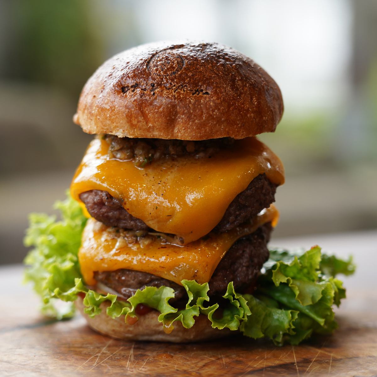 薪火でバンズ、パティを焼き上げた、ここでしか食べれない薪火ハンバーガー