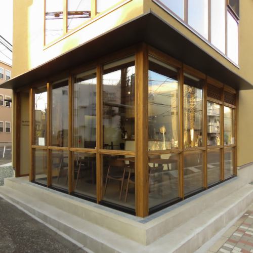 開放的なテーブル席