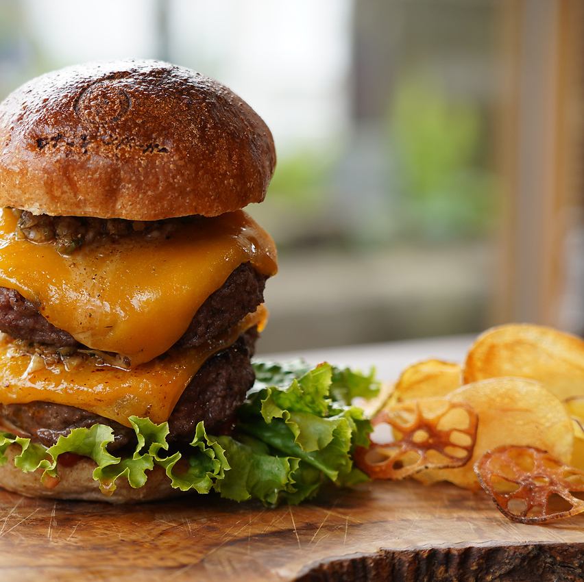 장작 불에서 밴스, 패티를 구운, 여기에서만 먹을 수 있는 장화 햄버거